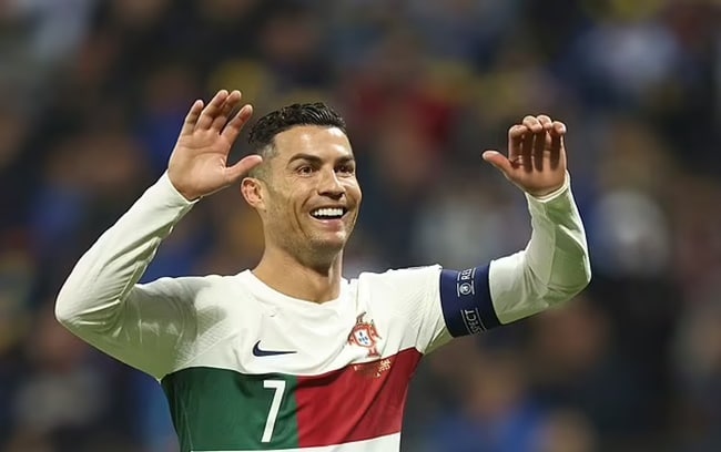 Shocking moment furious Cristiano Ronaldo is hurt by pitch invader trying to take selfie during Portugal clash - Bóng Đá