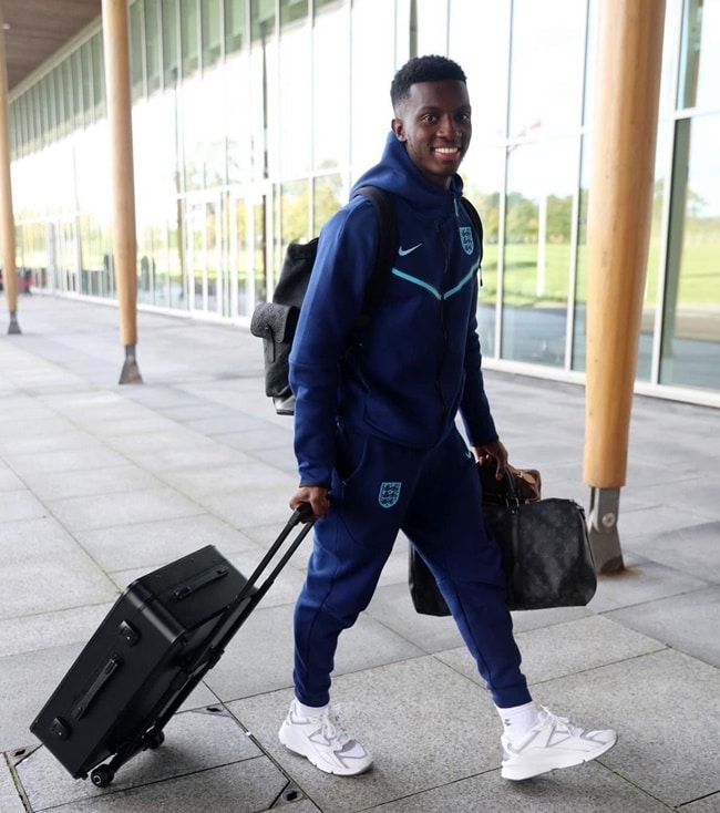 Bukayo Saka arrives for England duty - Bóng Đá