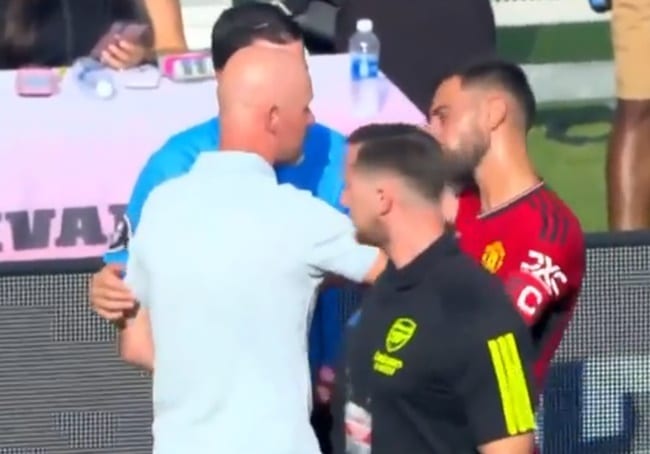 Bruno Fernandes pullig Erik ten Hag away from the 4th official - Bóng Đá