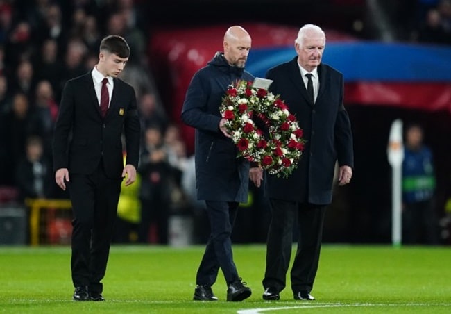 Man Utd pays tribute to Sir Bobby Charlton before Champions League clash - Bóng Đá