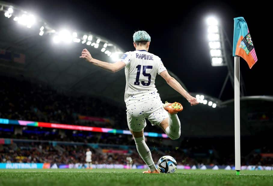 Megan Rapinoe takes a corner kick for the United States.