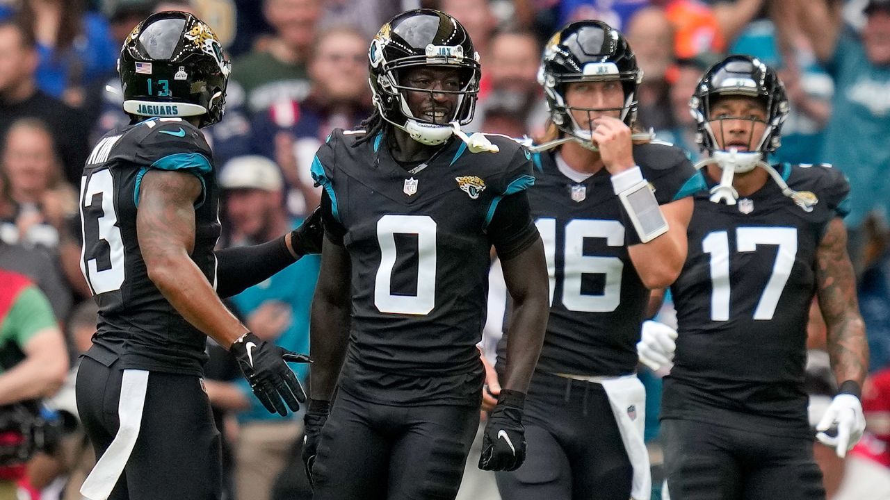 Người thu âm rộng của Jacksonville Jaguars, Calvin Ridley (0), thứ hai bên trái, ăn mừng sau khi ghi bàn thắng trong hiệp đầu tiên của trận đấu bóng đá NFL giữa Atlanta Falcons và Jacksonville Jaguars tại sân vận động Wembley ở London, Chủ nhật, ngày 1 tháng 10 năm 2023. ( Ảnh AP/Kirsty Wigglesworth)