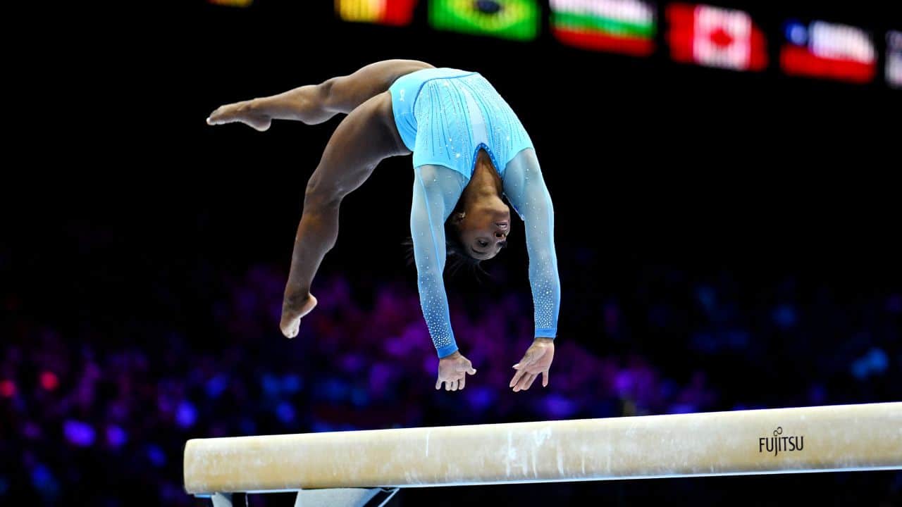 Simone Biles của Hoa Kỳ thi đấu trên xà thăng bằng trong Vòng loại nữ vào Ngày thứ hai của Giải vô địch thế giới thể dục nghệ thuật FIG tại Antwerp Sportpaleis vào ngày 01 tháng 10 năm 2023 ở Antwerp, Bỉ.