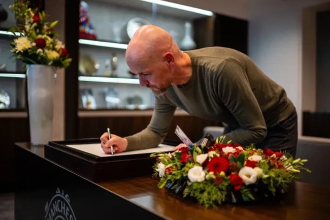 Man Utd pays tribute to Sir Bobby Charlton before Champions League clash - Bóng Đá