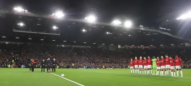 Man Utd pays tribute to Sir Bobby Charlton before Champions League clash - Bóng Đá