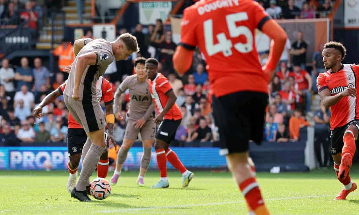 Van de Ven trong pha làm bàn bằng cú đá nối ở phút 52 trên sân Kenilworth Road ngày 7/10. Ảnh: Reuters