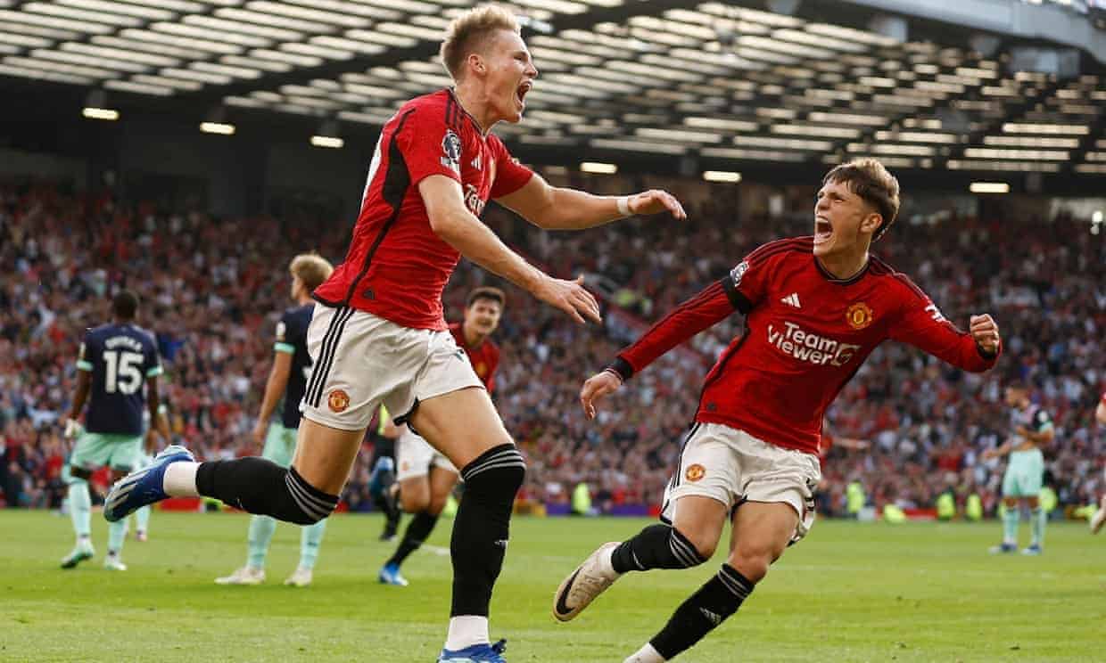 McTominay (trái) mừng bàn ấn định thắng lợi 2-1 cho Man Utd ở phút bù thứ bảy hiệp hai. Ảnh: Reuters