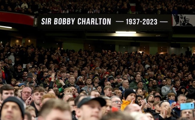 Man Utd pays tribute to Sir Bobby Charlton before Champions League clash - Bóng Đá