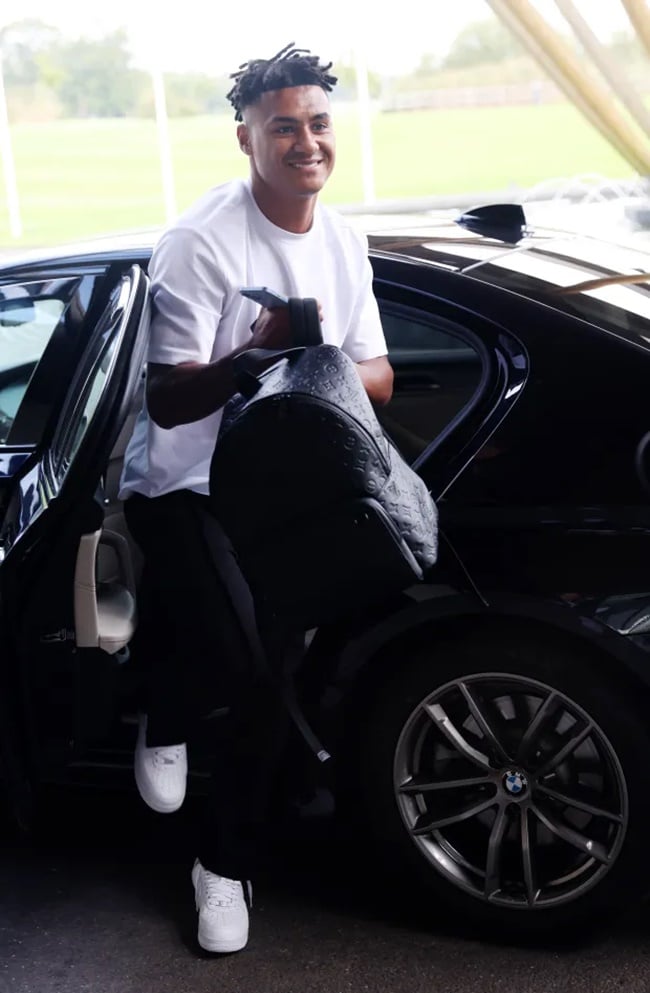 Bukayo Saka arrives for England duty - Bóng Đá