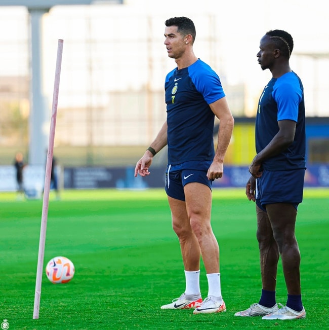 Al Nassr tặng quà đặc biệt, Ronaldo tươi rói ngày trở lại - Bóng Đá