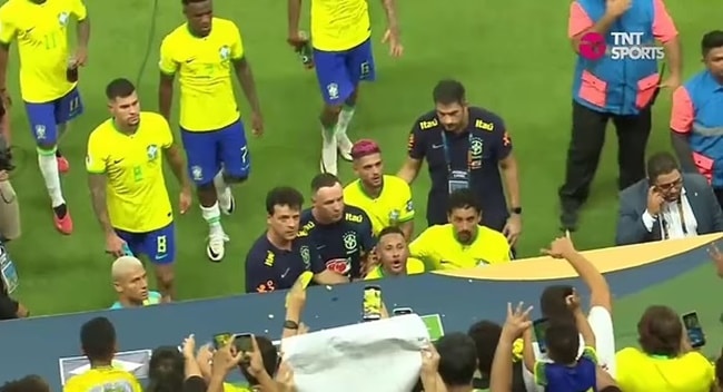 Neymar bị ném bắp - Bóng Đá