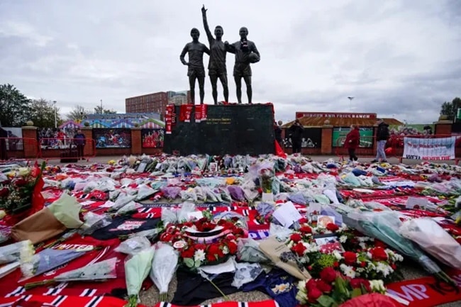 Man Utd pays tribute to Sir Bobby Charlton before Champions League clash - Bóng Đá