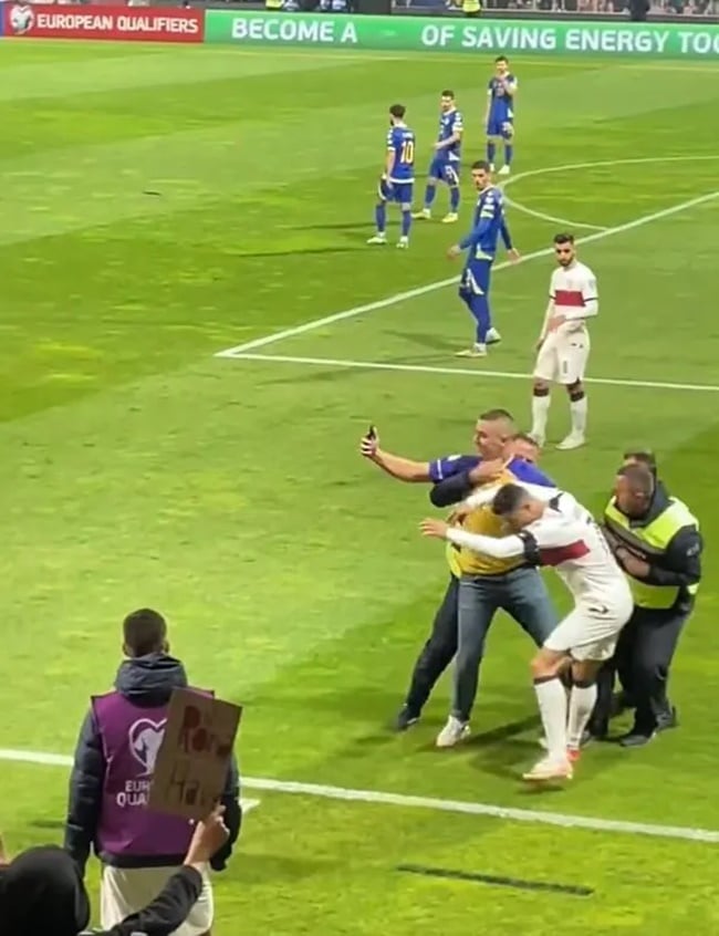 Shocking moment furious Cristiano Ronaldo is hurt by pitch invader trying to take selfie during Portugal clash - Bóng Đá