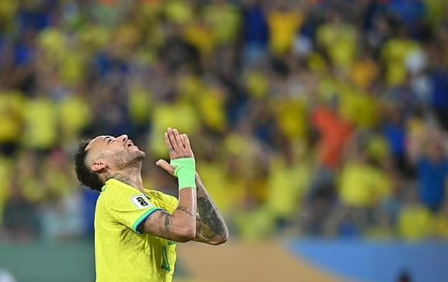 Neymar bị ném bắp - Bóng Đá