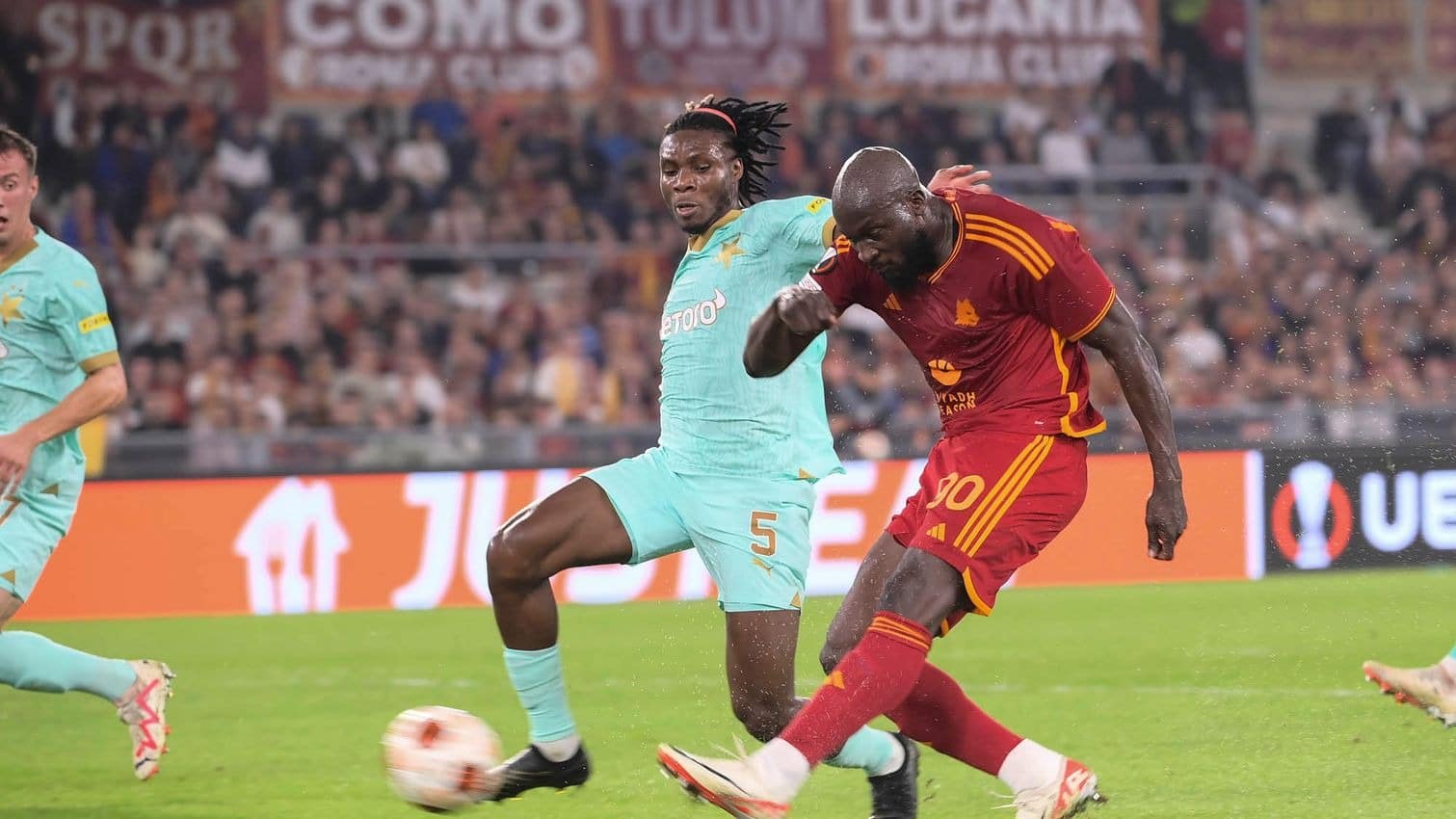 Lukaku trong pha làm bàn nâng tỷ số lên 2-0 cho Roma ở phút 17 trận thắng Slavia Praha 2-0 trên sân Olimpico ngày 26/10. Ảnh: asroma.it