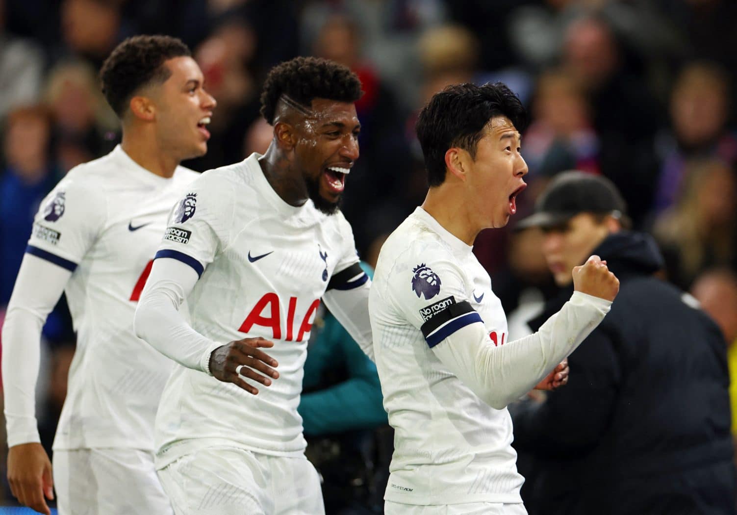 Son Heung Min (phải, áo trắng) mừng bàn trong trận Tottenham thắng Crystal Palace 2-1 tối 27/10, trên sân Selhurst Park. Ảnh: Reuters