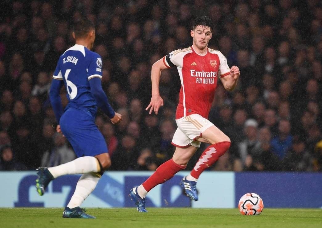 Thiago Silva (trái) đuổi theo tình huống di chuyển nhận bóng của Declan Rice trong trận Chelsea bị Arsenal cầm hòa 2-2 tại vòng 9 Ngoại hạng Anh, trên sân Stamford Bridge, London ngày 21/10. Ảnh: arsenal.com