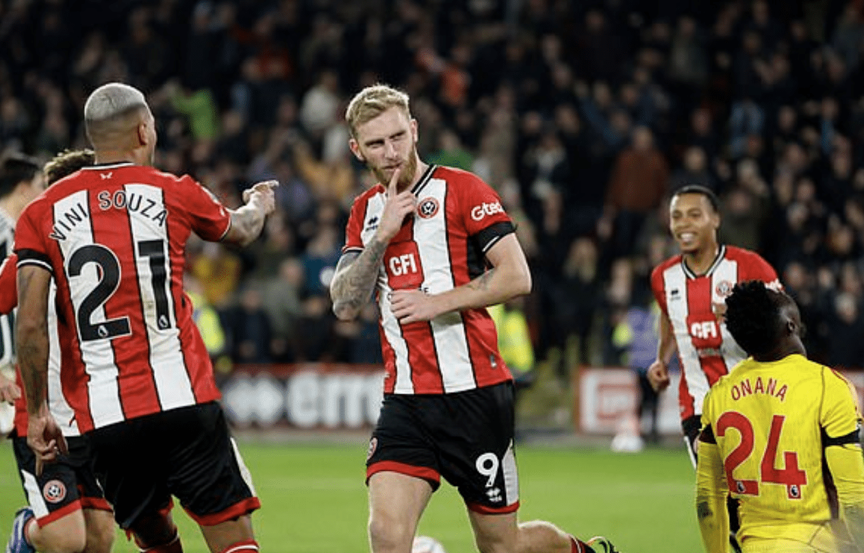 Oliver McBurnie mừng bàn gỡ cho Sheffield United. Ảnh: PA