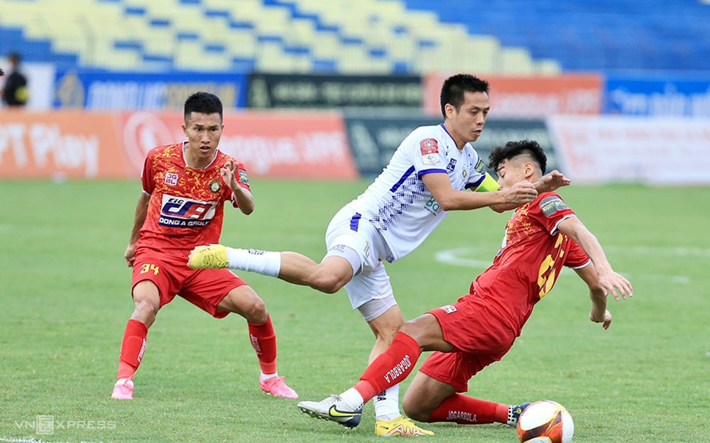 Nguyễn Văn Quyết (áo trắng) trong trận Hà Nội FC thắng 3-1 trên sân của Thanh Hoá ngày 12/8.