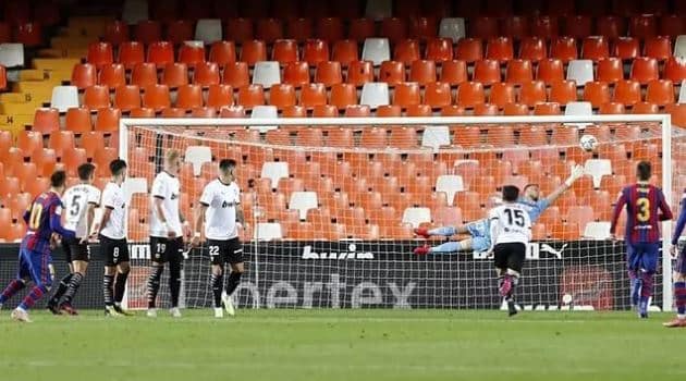 Messi scores his 50th freekick for Barcelona - Bóng Đá