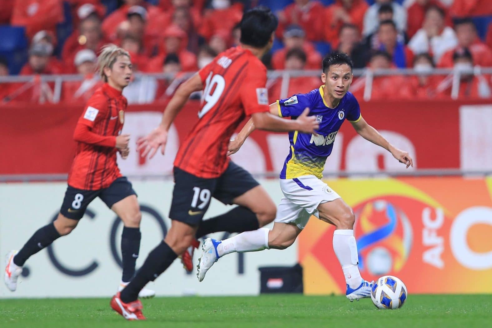 Đỗ Hùng Dũng đi bóng trong trận Hà Nội FC thua Urawa Red Diamonds 0-6 ở vòng bảng AFC Champions League 2023-2024. Ảnh: Hà Nội FC