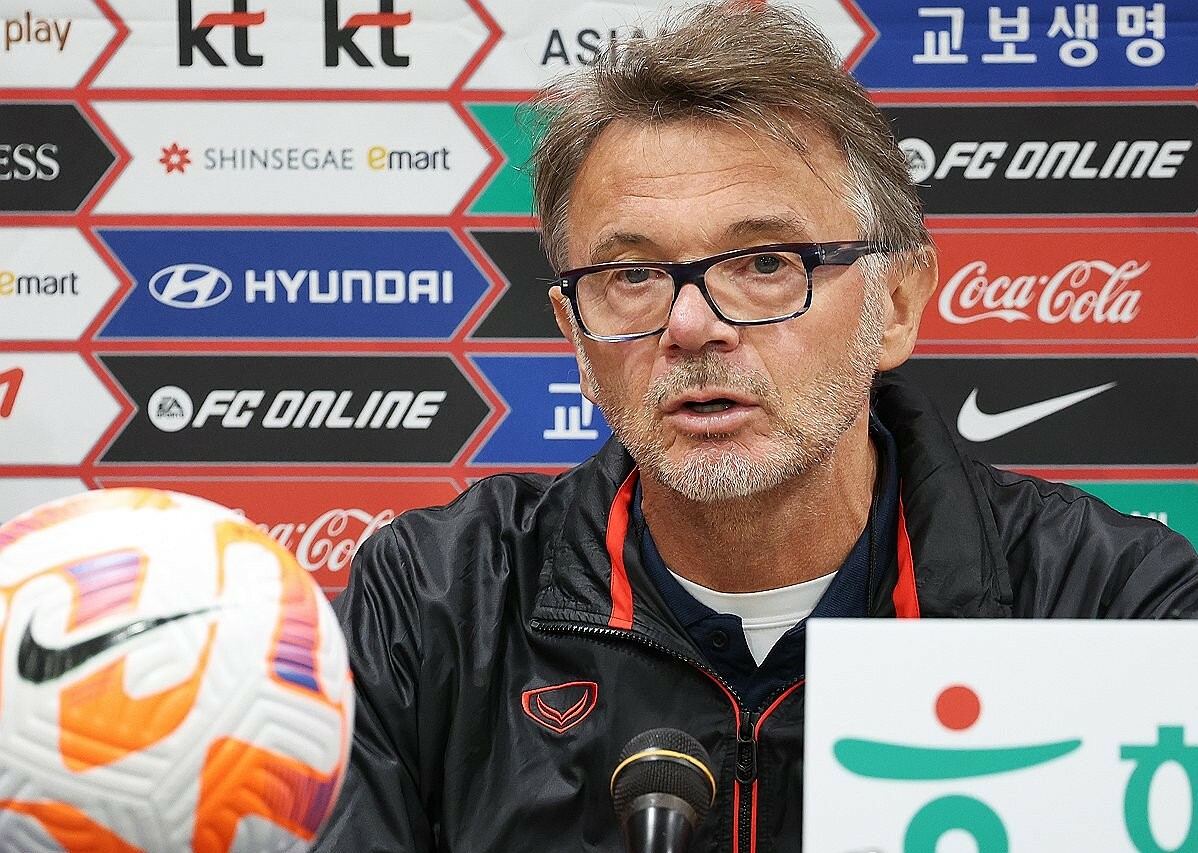 HLV Philippe Troussier phát biểu ở phòng họp báo sân Suwon World Cup chiều 16/10, một ngày trước trận giao hữu Việt Nam gặp Hàn Quốc. Ảnh: Yonhap