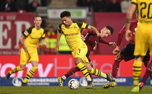 Sẩy chân trước đội bét bảng, Dortmund chỉ còn hơn Bayern 3 điểm - Bóng Đá