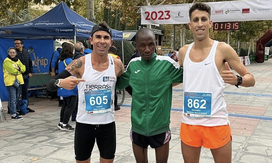 Massat (trái) chụp ảnh cùng Kariuki (giữa) và một VĐV khác sau cuộc thi Quixote Half Marathon 2023 ngày 22/10. Ảnh: Quijote Maraton