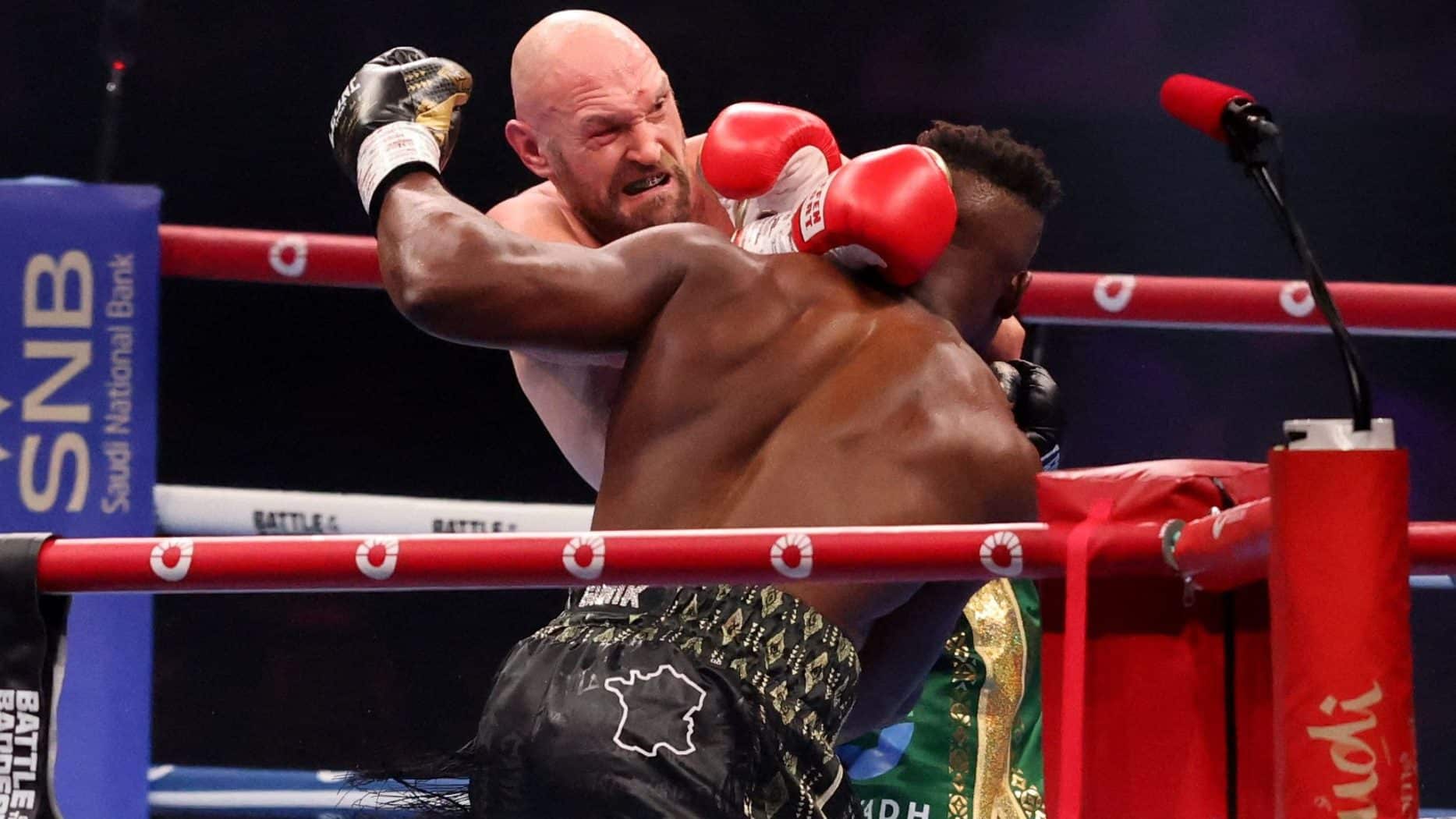 Fury phản đòn Ngannou. Dù không áp đảo, võ sĩ người Anh đạt tỷ lệ ra đòn chính xác hơn. Ảnh: AFP