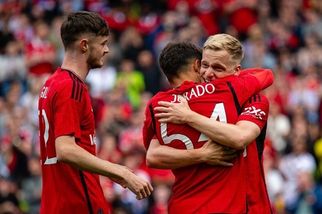 Man United fans react as Donny van de Beek scores stunning volley - Bóng Đá