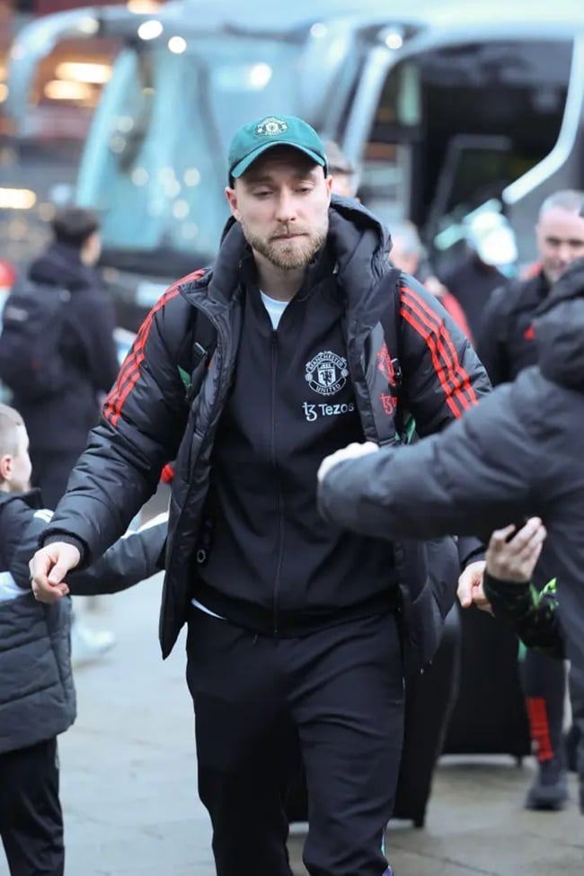 Man Utd board train ahead of Fulham clash - Bóng Đá