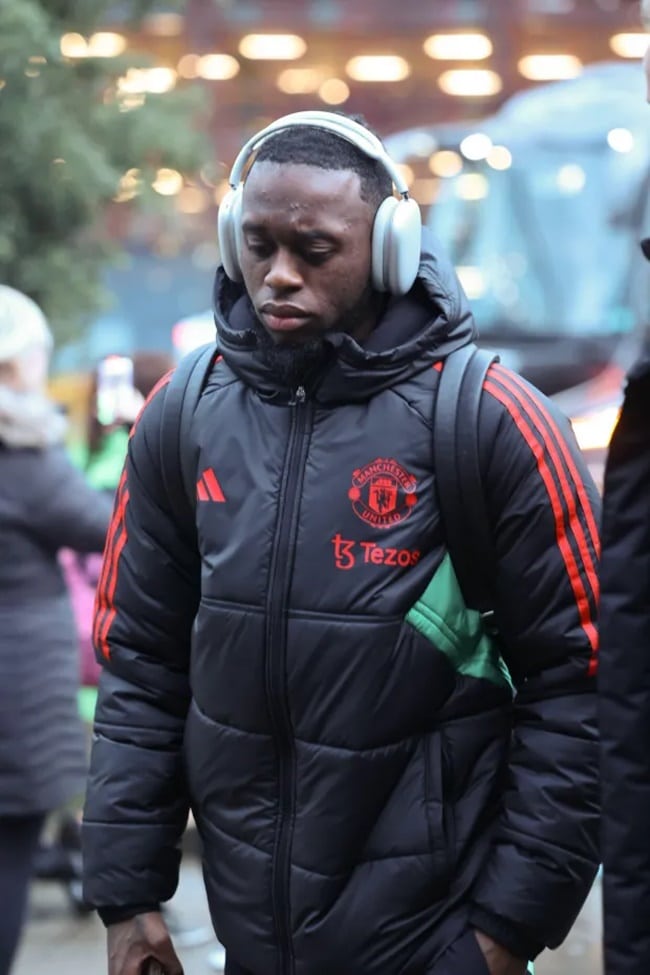 Man Utd board train ahead of Fulham clash - Bóng Đá