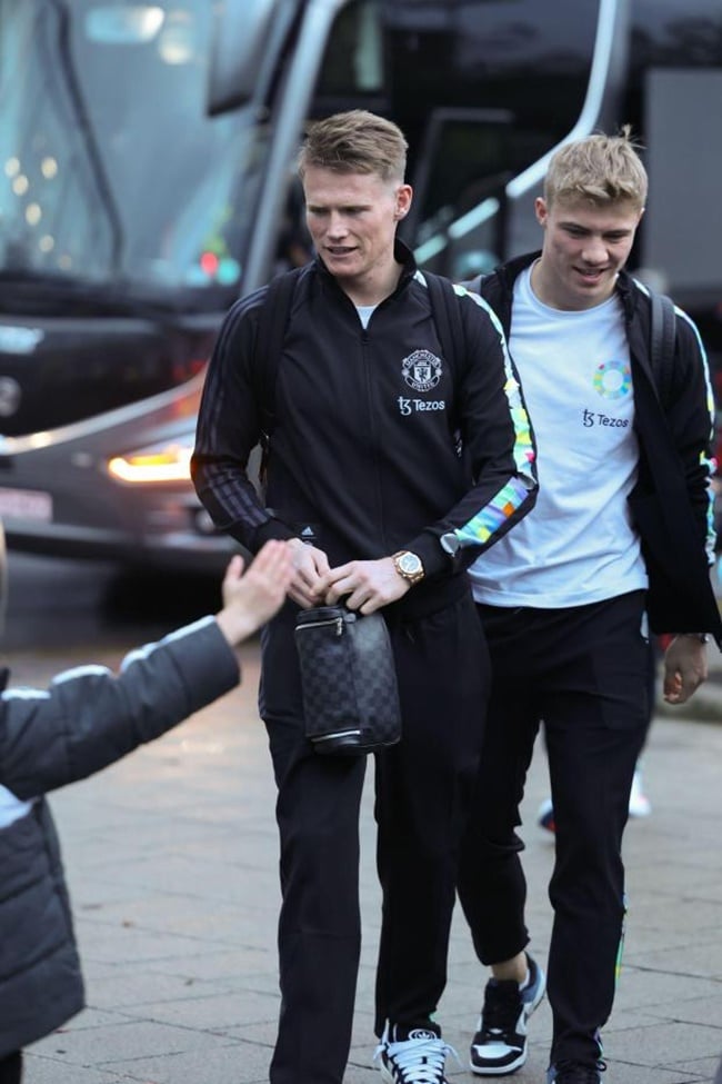 Man Utd board train ahead of Fulham clash - Bóng Đá