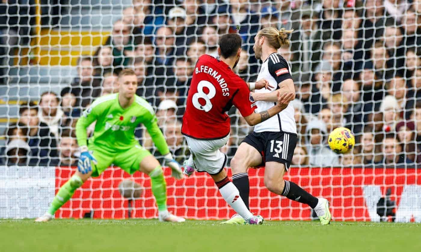 Fernandes trong pha làm bàn ấn định thắng lợi cho Man Utd trước Fulham trên sân Craven Cottage ở vòng 11 Ngoại hạng Anh ngày 4/11. Ảnh: Reuters