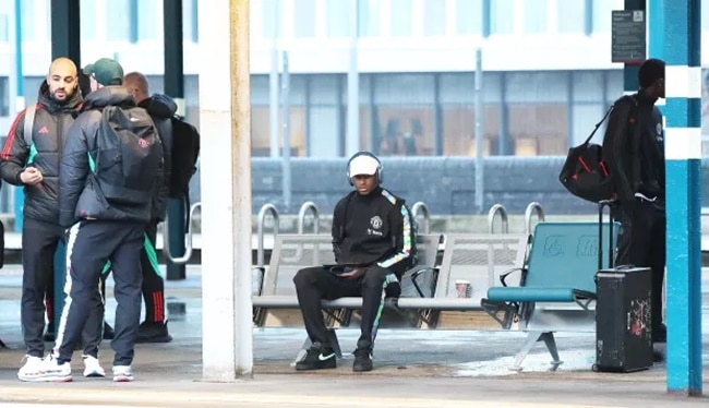 Man Utd board train ahead of Fulham clash - Bóng Đá