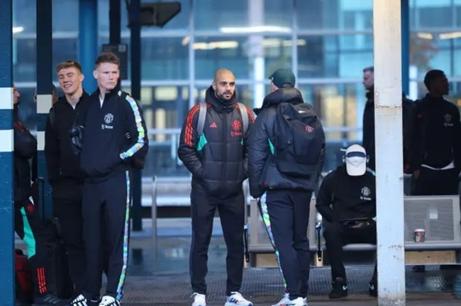 Man Utd board train ahead of Fulham clash - Bóng Đá