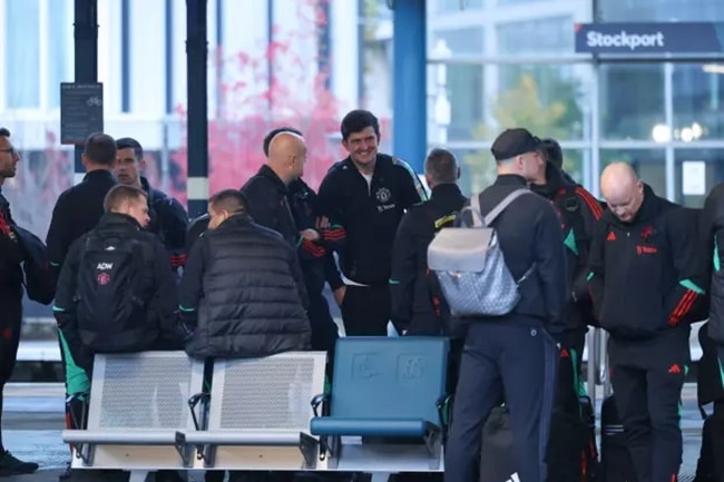 Man Utd board train ahead of Fulham clash - Bóng Đá