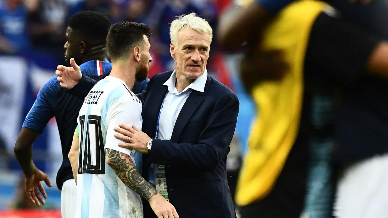 Deschamps động viên Messi sau khi tuyển Pháp của ông thắng Argentina của Messi 4-3 ở vòng 1/8 World Cup 2018. Ảnh: AFP