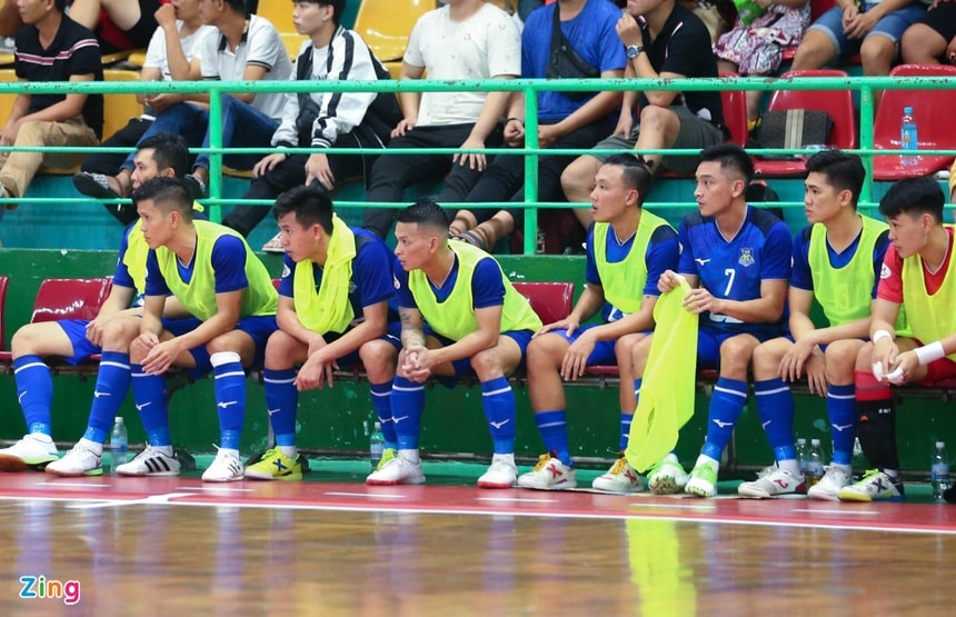 Dàn tuyển thủ futsal Việt Nam bất lực trước CLB Sài Gòn - Bóng Đá