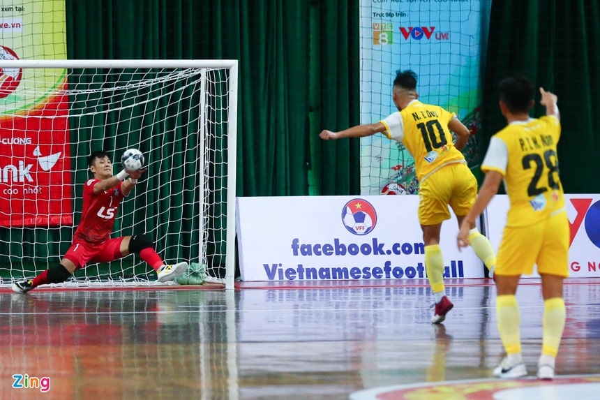 Dàn tuyển thủ futsal Việt Nam bất lực trước CLB Sài Gòn - Bóng Đá