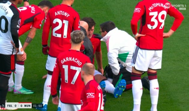 Harry Maguire refuses to come off despite referee intervention after nasty head injury - Bóng Đá